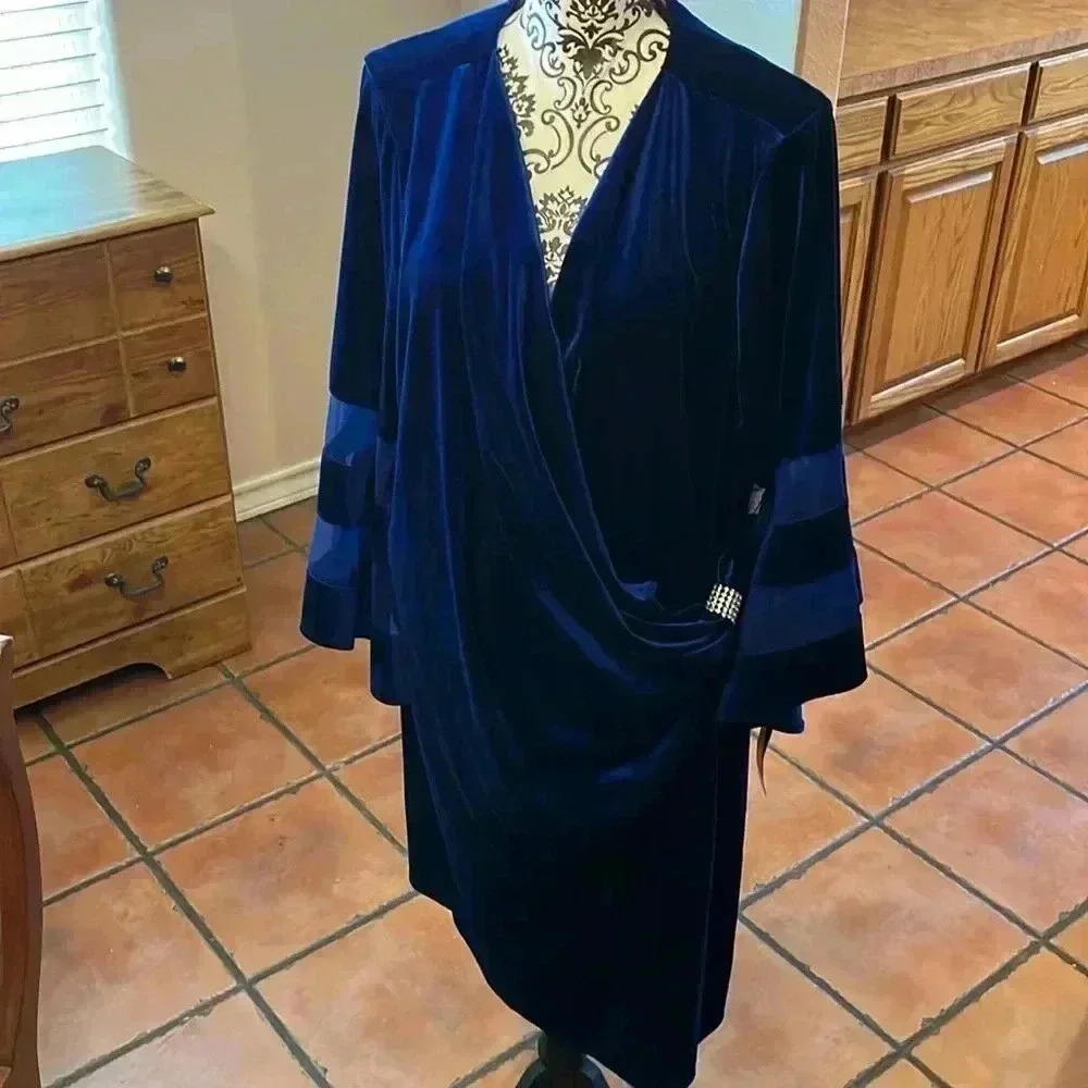 NWT R&M Richard’s 22W formal dress with flair sleeves and rhinestones on waist